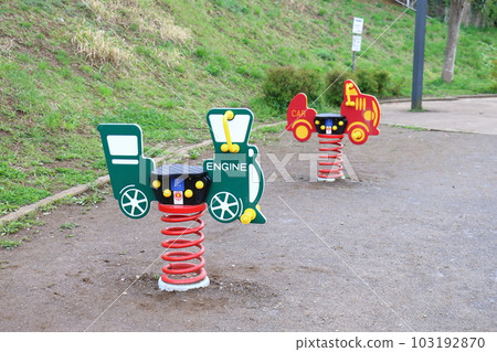 公園遊樂設備,春季遊樂設備,紅色小車,綠色小火車 公園遊樂設備,春季遊樂設備,紅色小車,綠色小火車 103192870