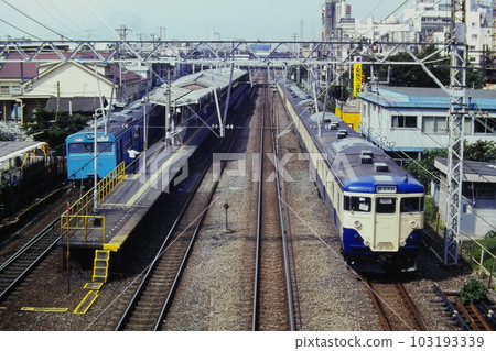 1980 年 9 月 5 日,在東海道線大井町運行的橫須賀線列車,113 系列 1309S 列車,大約在 SM 分離前一個月 1980 年 9 月 5 日,在東海道線大井町運行的橫須賀線列車,113 系列 1309S 列車,大約在 SM 分離前一個月 103193339