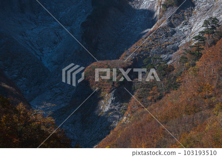 Autumn leaves of Ichino Kurasawa on Mt. Tanigawa Autumn leaves of Ichino Kurasawa on Mt. Tanigawa 103193510