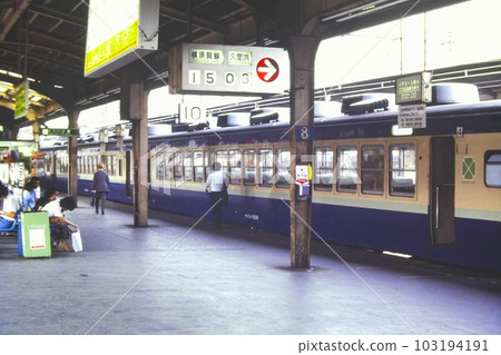 1980 年 9 月 5 日在東京站 10 號站台等待出發的橫須賀線列車（1519S 列車），大約在 SM 分離前一個月 103194191