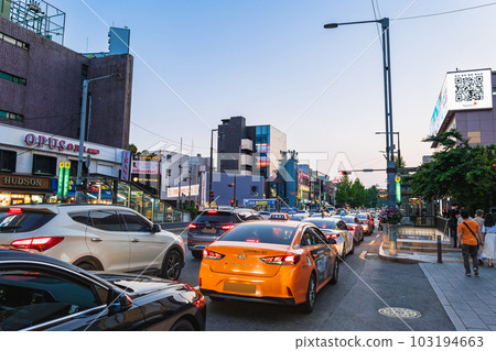 Seoul Itaewon at dusk 103194663