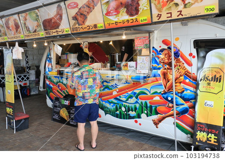 A popular kitchen car, a kitchen car in a tourist spot, lunch at an event venue A popular kitchen car, a kitchen car in a tourist spot, lunch at an event venue 103194738