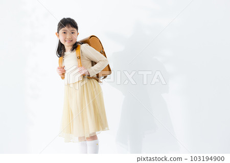 elementary school girl 103194900