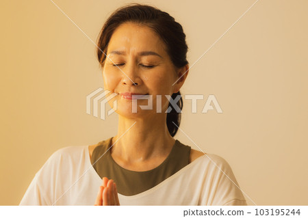 Senior woman doing hot yoga 103195244