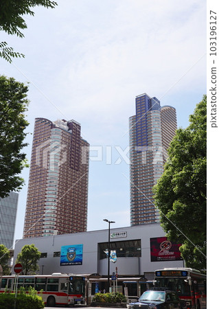 JR/Tokyu Line Musashi-Kosugi Station and high-rise condominiums 103196127
