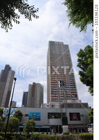JR/Tokyu Line Musashi-Kosugi Station and high-rise condominiums 103196128