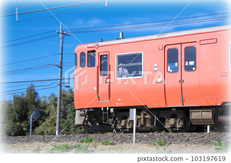 午後開往出雲市的朱紅色柴油火車在山陰本線上行駛(插圖風格) 午後開往出雲市的朱紅色柴油火車在山陰本線上行駛(插圖風格) 103197619