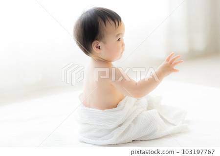 A baby wrapped in a bath towel　 103197767