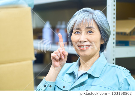 一名工人的高級女商人在倉庫盤點 一名工人的高級女商人在倉庫盤點 103198802