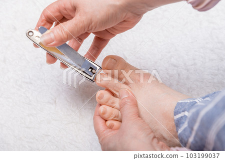 【剪腳趾甲的中年婦女木桐】 103199037