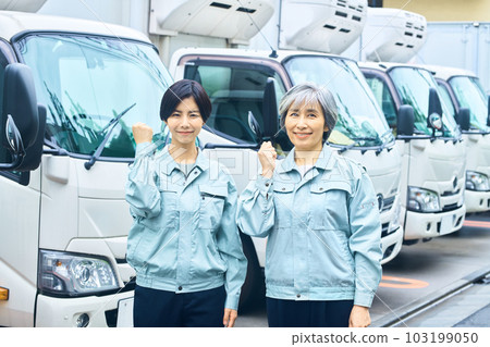 站在卡車前排隊的女工 103199050