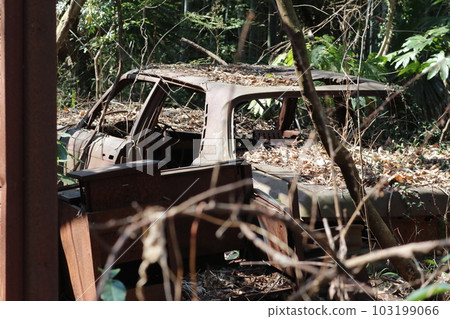 大山深處的廢棄車輛 大山深處的廢棄車輛 103199066