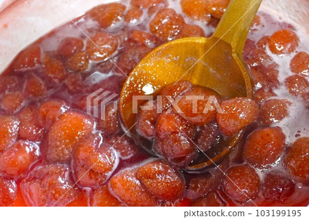 將草莓醬煮沸 將草莓醬煮沸 103199195