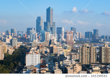台灣高雄,從壽山情侶觀景台看到的城市景觀 台灣高雄,從壽山情侶觀景台看到的城市景觀 103199581