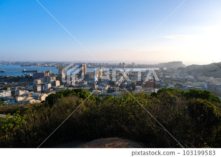 從台灣高雄壽山情侶觀景台看到的高雄港 從台灣高雄壽山情侶觀景台看到的高雄港 103199583