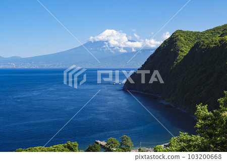 Mount Fuji seen from the scenic spot of Kirameki-no-Oka on the Izu Peninsula 103200668
