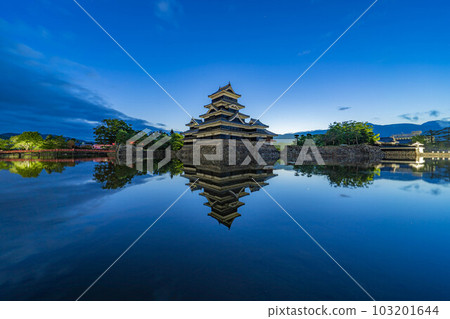 “城堡材料”初夏黎明時分的松本城[長野縣] 103201644