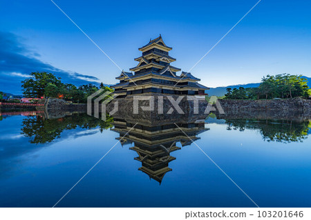 “城堡材料”初夏黎明時分的松本城[長野縣] 103201646