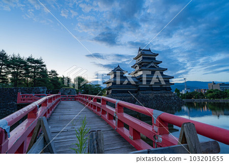 "Castle material" Matsumoto Castle in early summer at dawn [Nagano Prefecture] 103201655