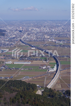 2023 年 3 月，從文殊山眺望正在建設中的福井市北陸新幹線中心 103201902