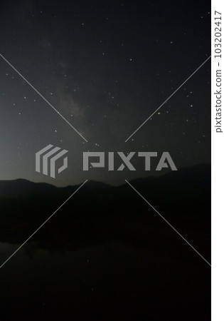 北斗市竹川町，稻田與銀河和心宿二倒映在南方的天空 103202417