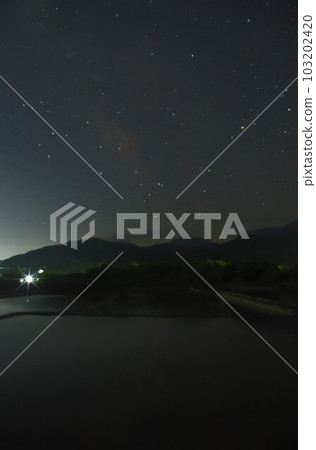 北斗市竹川町,稻田與銀河和心宿二倒映在南方的天空 北斗市竹川町,稻田與銀河和心宿二倒映在南方的天空 103202420