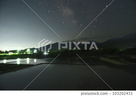 北斗市竹川町，稻田與銀河和心宿二倒映在南方的天空 103202431