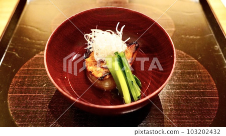 鯛魚湯配菜葉和大蔥 103202432