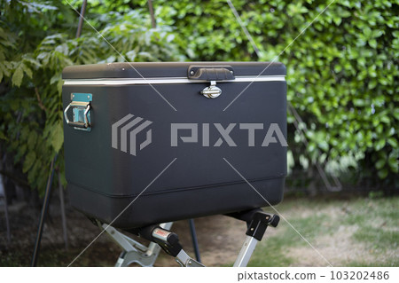Image of camping cooler box 103202486