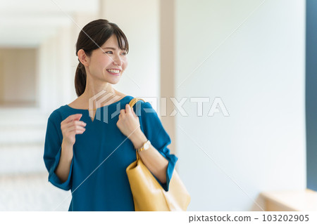 Woman with tote bag 103202905