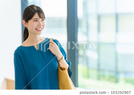 Woman with tote bag 103202907