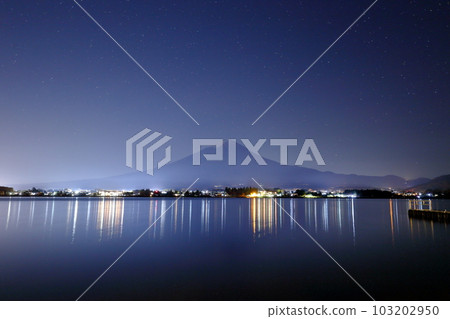 Beautiful view of Mt.Fuji and Lake Kawaguchi at midnight in autumn Beautiful view of Mt.Fuji and Lake Kawaguchi at midnight in autumn 103202950