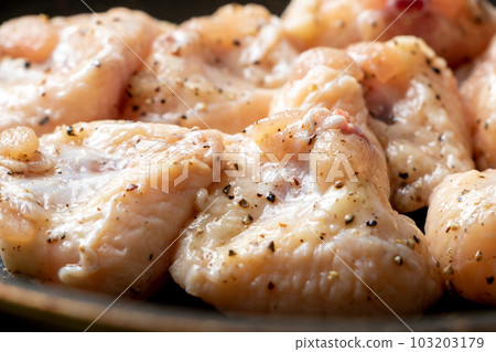 在煎鍋中烤雞肉(bonjiri 和尾巴)。 (用鹽和胡椒烤) 在煎鍋中烤雞肉(bonjiri 和尾巴)。 (用鹽和胡椒烤) 103203179