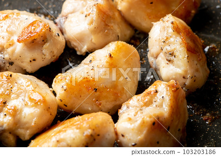 在煎鍋中烤雞肉（bonjiri 和尾巴）。 （用鹽和胡椒烤） 103203186