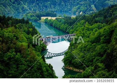 Tadami Line Trains crossing the Daiichi Tadami River Bridge in spring (Mishima Town, Fukushima Prefecture, early morning in mid-May) 103203655