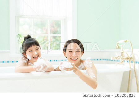 Parent and child bathing bath time Parent and child bathing bath time 103203825