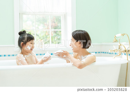 父母和孩子洗澡時間 103203828