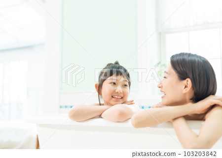 父母和孩子洗澡時間 103203842
