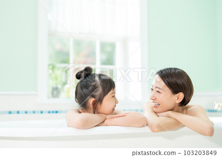 父母和孩子洗澡時間 103203849