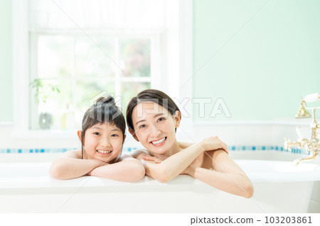 父母和孩子洗澡時間 103203861
