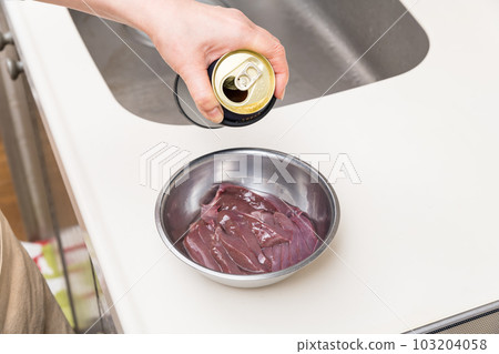 [Preparing the stir-fried pork liver with beer] 103204058