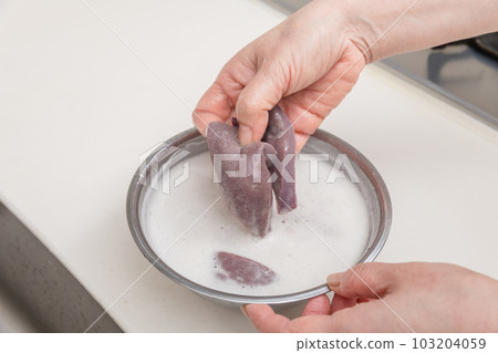 [Preparing the stir-fried pork liver with beer] 103204059