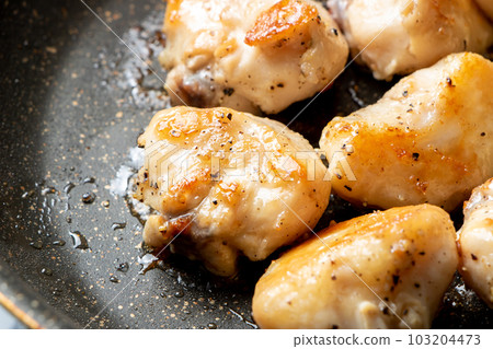 在煎鍋中烤雞肉（bonjiri 和尾巴）。 （用鹽和胡椒烤） 103204473