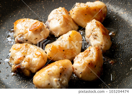 Bake the chicken (bonjiri and tail) in a frying pan. (grilled with salt and pepper) 103204474