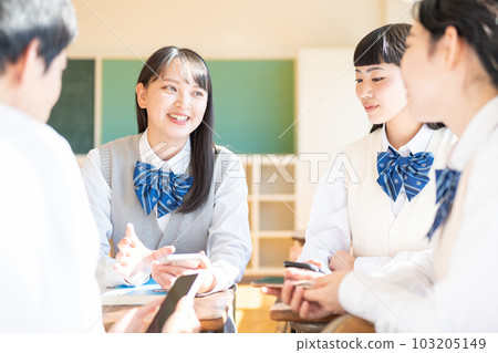 High school girl, smart phone, high school boy 103205149