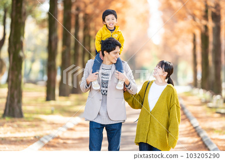 父母和孩子們在秋天公園玩 103205290