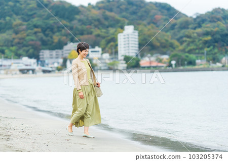 走在海灘的中年婦女 103205374