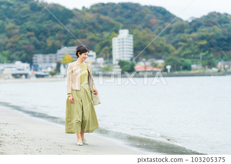 走在海灘的中年婦女 103205375