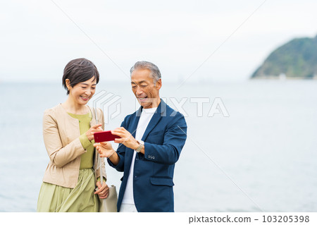 Senior couple taking a commemorative photo with a smartphone Senior couple taking a commemorative photo with a smartphone 103205398