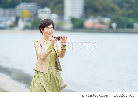 在海邊拍照的女人 103205405